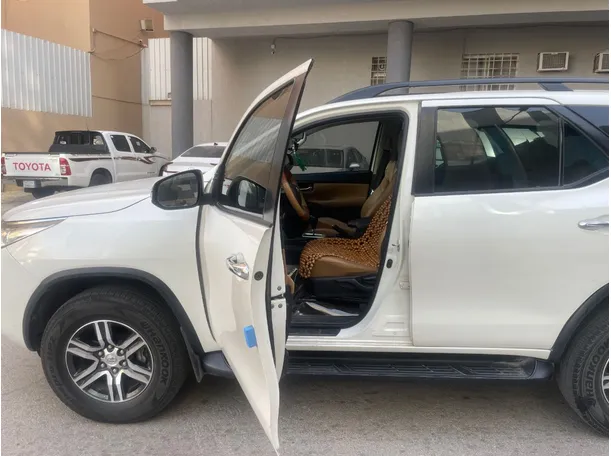 Car image 10