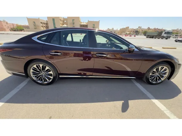Car image 4