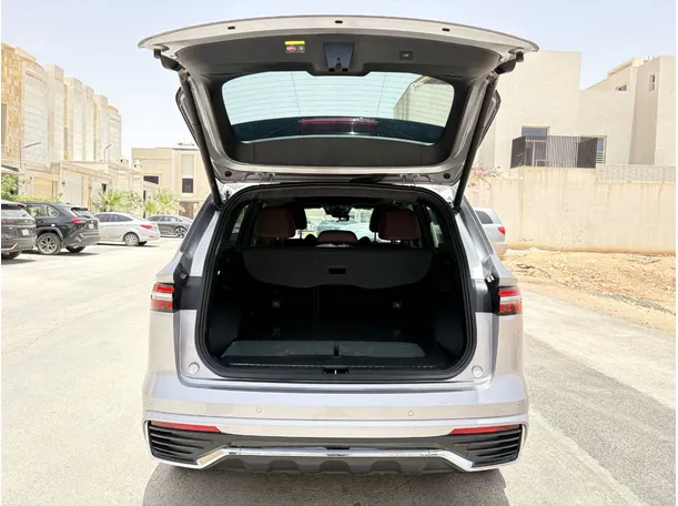 Car image 24
