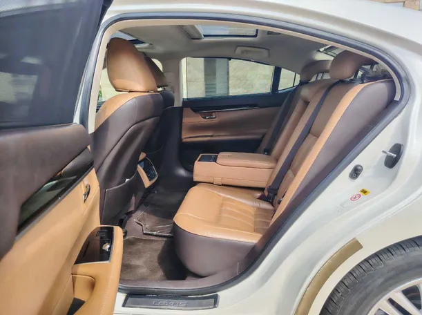 Car image 16