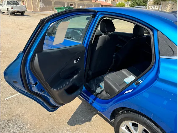 Car image 14