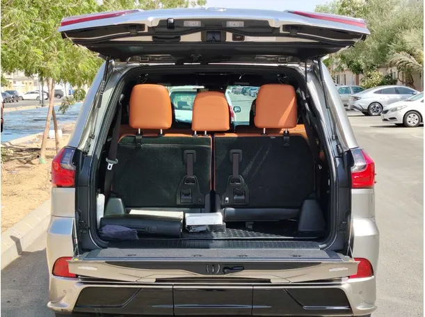 Car image 26