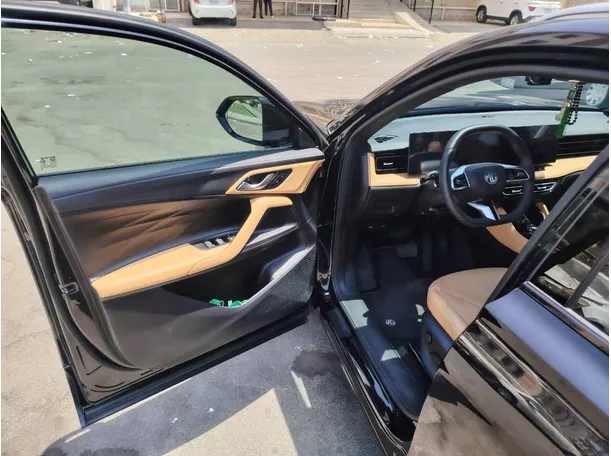 Car image 12
