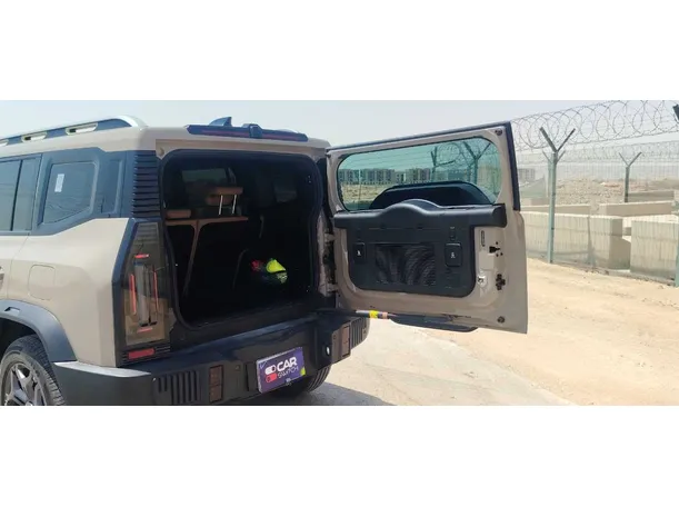 Car image 9