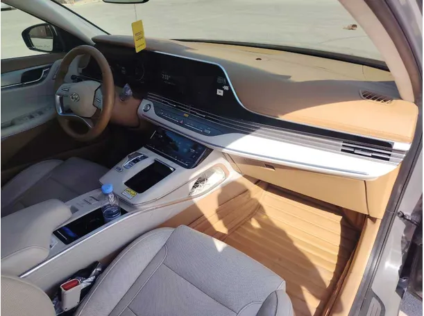 Car image 26