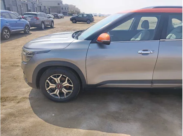 Car image 9