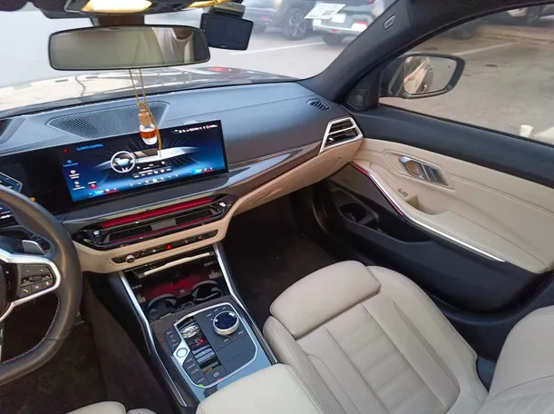 Car image 25