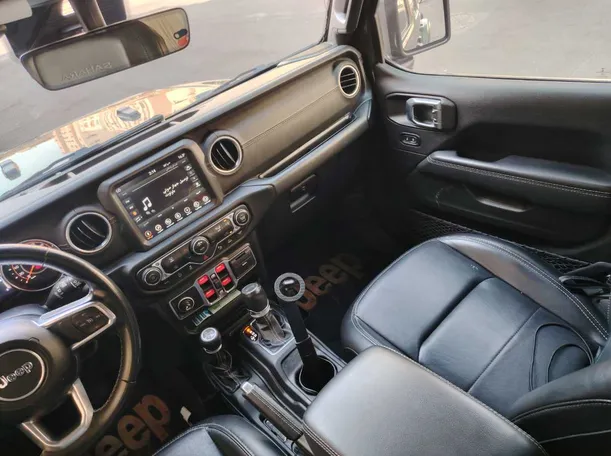 Car image 19