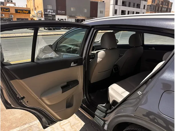 Car image 13