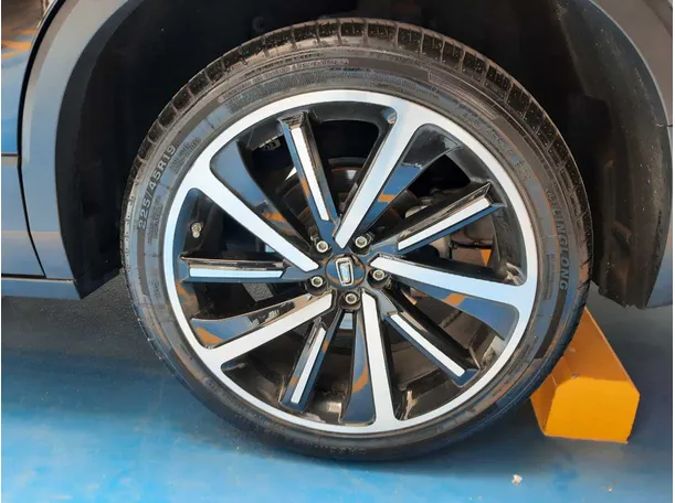 Car image 9