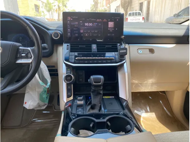 Car image 16