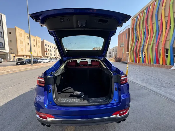 Car image 19