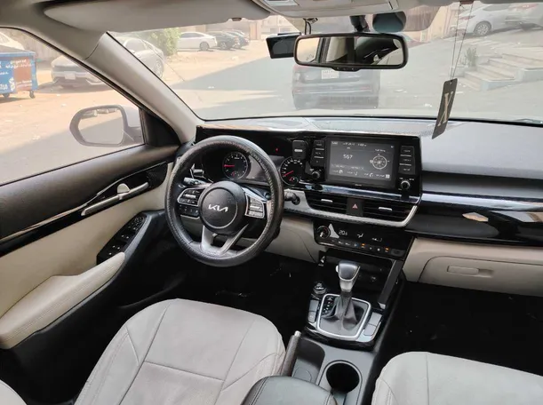 Car image 18