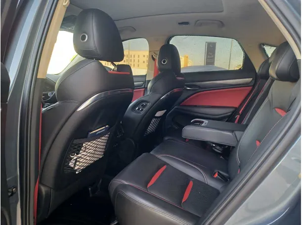 Car image 14