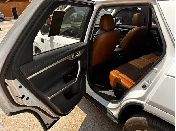 Car image 13