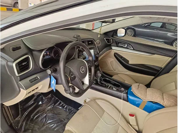 Car image 14