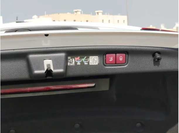 Car image 30