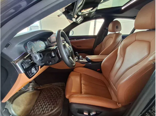 Car image 12