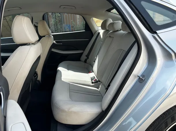 Car image 14