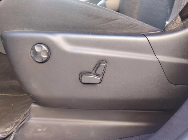Car image 26