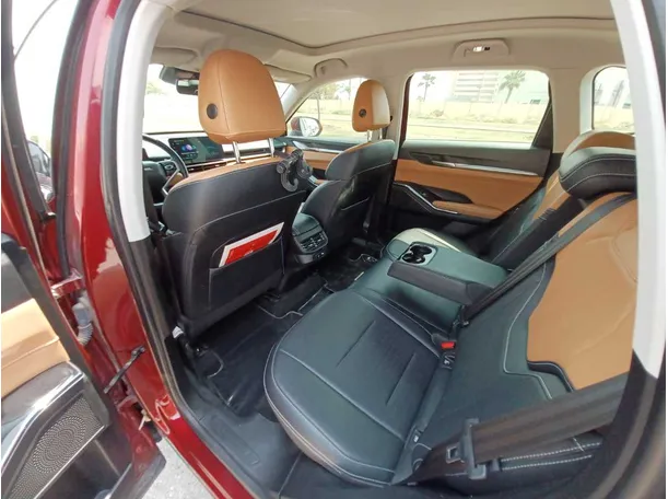 Car image 12