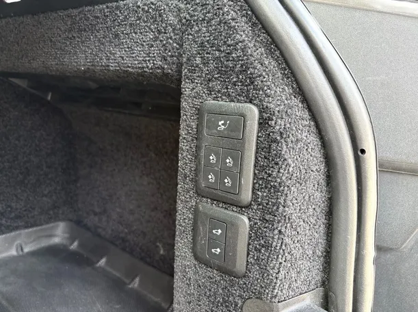 Car image 32