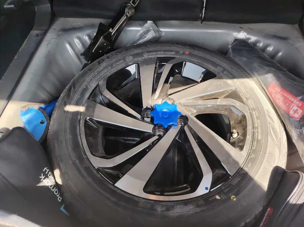 Car image 28