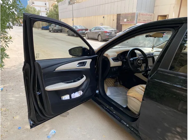 Car image 10