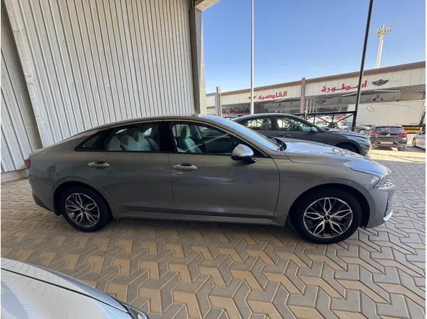 Car image 4
