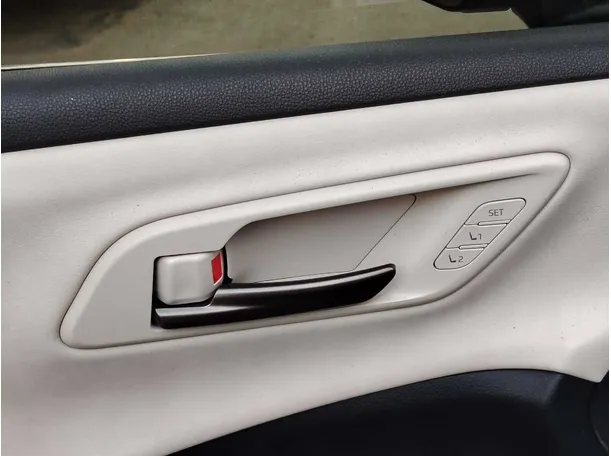 Car image 30