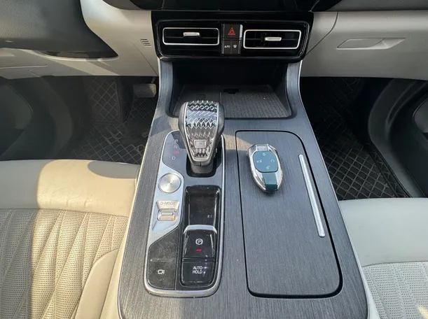 Car image 19