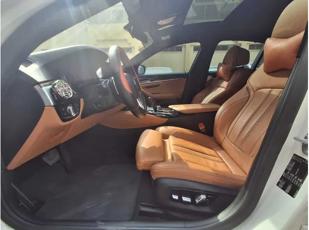 Car image 12