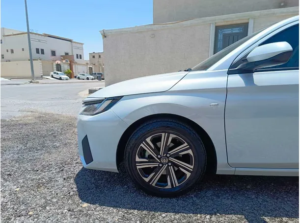 Car image 9