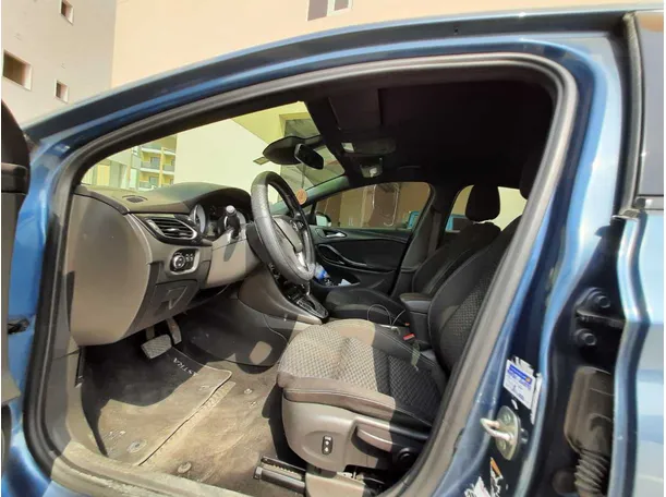 Car image 12