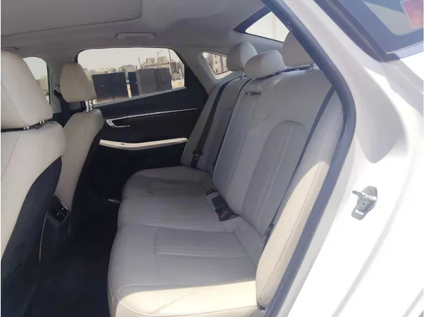 Car image 17