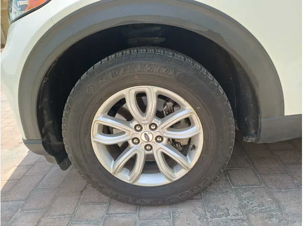 Car image 9