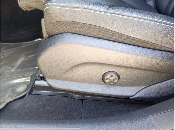 Car image 32