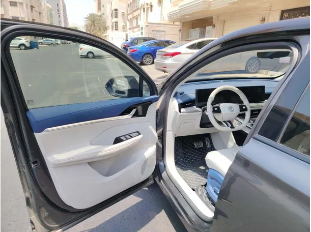 Car image 11