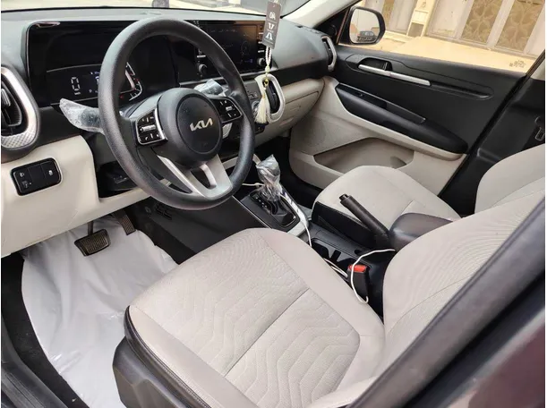 Car image 12