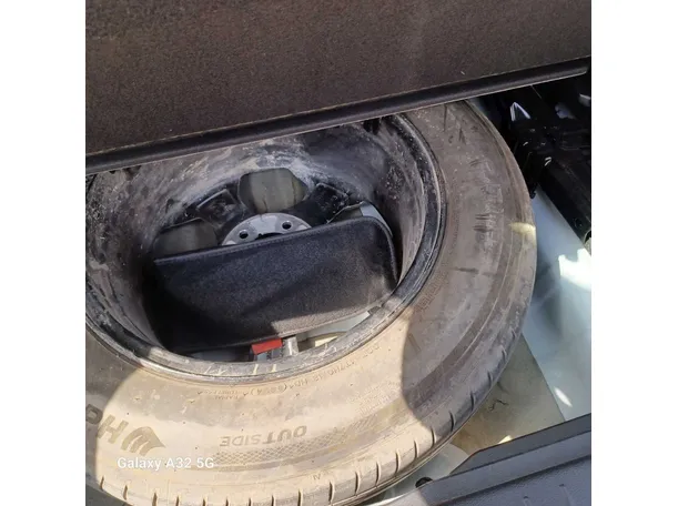 Car image 32