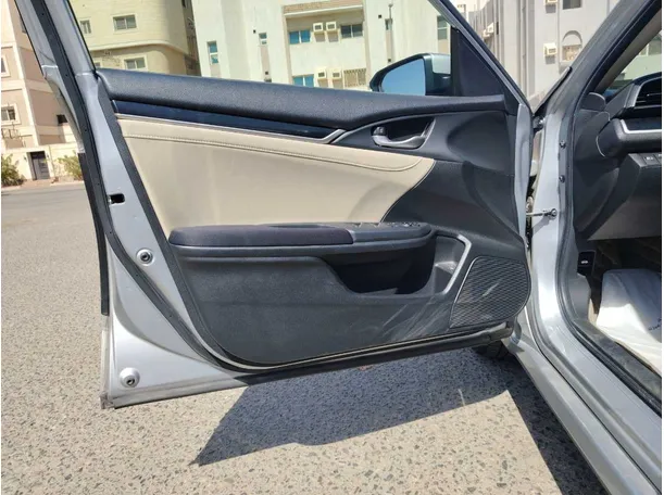 Car image 10