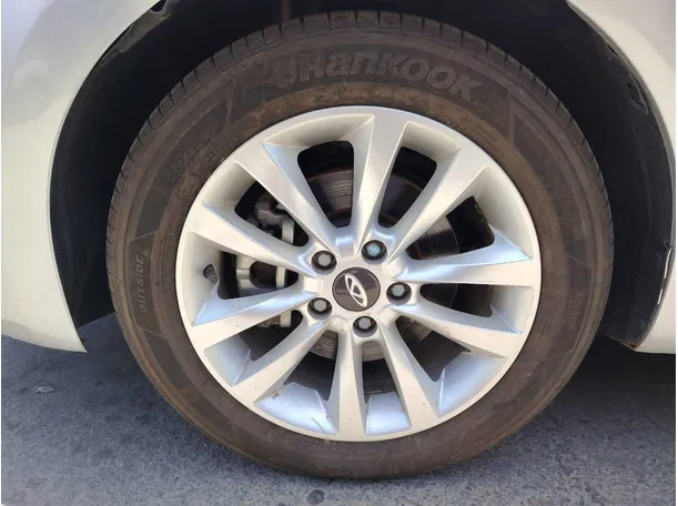 Car image 9