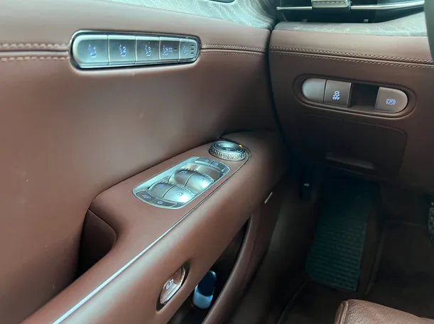 Car image 26