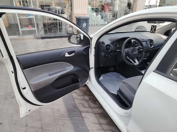 Car image 12
