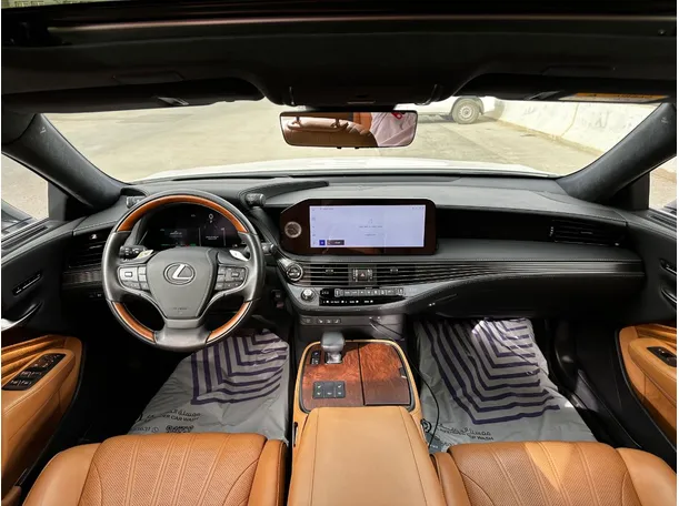 Car image 19
