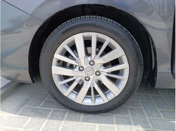 Car image 9