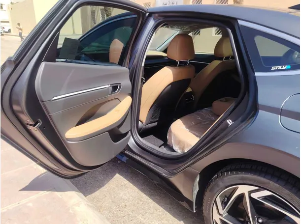 Car image 13