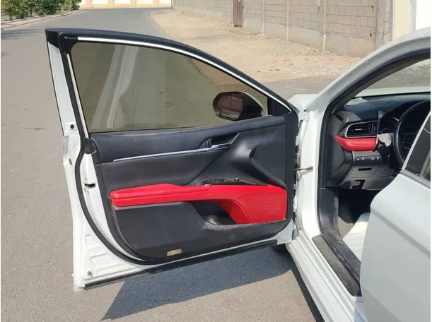 Car image 10