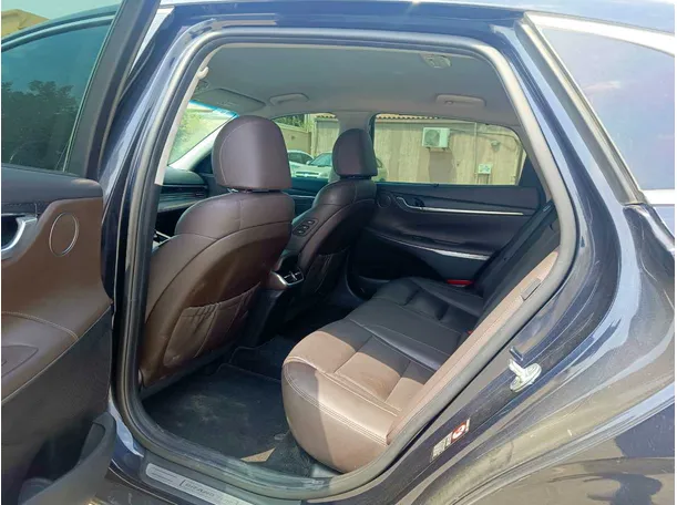 Car image 18
