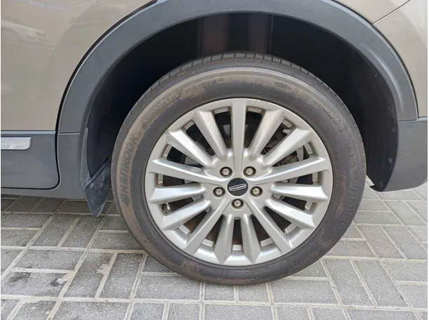Car image 9